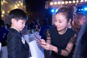 林心如黑色连衣裙慈善活动现场写真图片_6