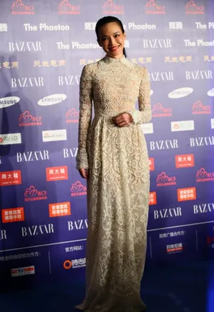 舒淇白色透视装亮相芭莎明星慈善夜_2