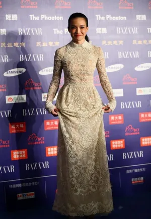 舒淇白色透视装亮相芭莎明星慈善夜_3