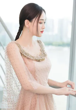 演员陈乔恩性感礼服诱惑写真