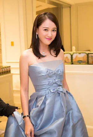 陈乔恩抹胸礼服性感写真  锁骨迷人