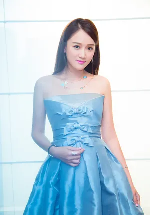 陈乔恩抹胸礼服性感写真  锁骨迷人_2