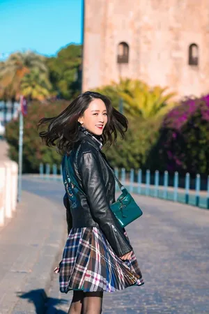 陈乔恩黑丝短裙秀美腿甜美街拍写真图片_2
