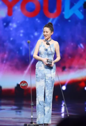 陈乔恩吊带连体裤甜美迷人活动图片