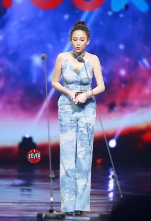 陈乔恩吊带连体裤甜美迷人活动图片_5
