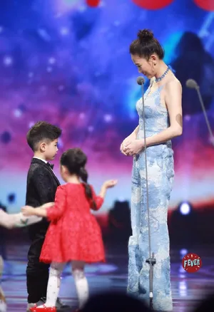 陈乔恩吊带连体裤甜美迷人活动图片_8