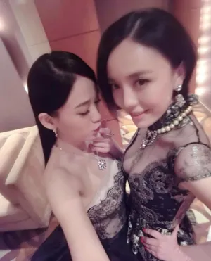 陈乔恩吕佳容爆乳装抢镜 遭陈乔恩袭胸验货_4
