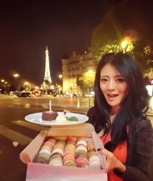 安以轩微博秀庆生照 好姐妹陈乔恩送香吻第1张
