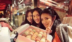 安以轩微博秀庆生照 好姐妹陈乔恩送香吻_2