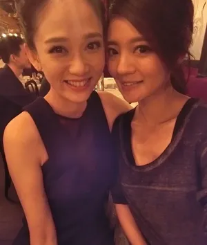 安以轩微博秀庆生照 好姐妹陈乔恩送香吻_3