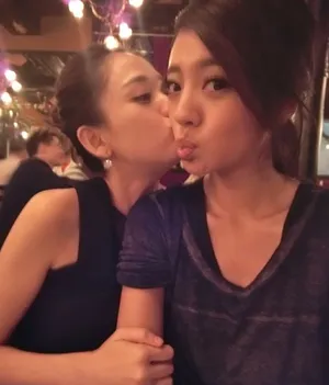 安以轩微博秀庆生照 好姐妹陈乔恩送香吻_4