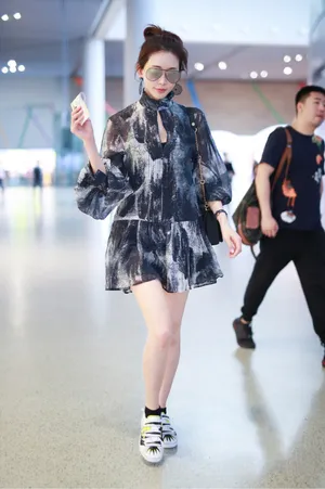 林志玲水墨连衣裙机场街拍照图片_3