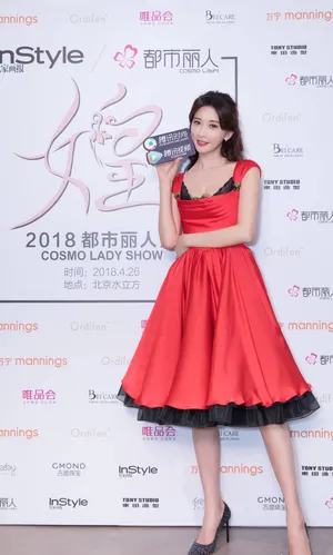 林志玲白肌红裙性感活动写真图片_3