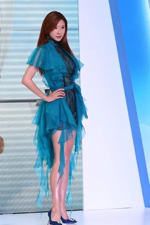 林志玲蓝色连衣裙出席某活动大秀美腿_3