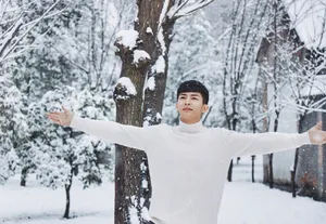 炎亚纶冬日雪中帅气写真高清图片_2
