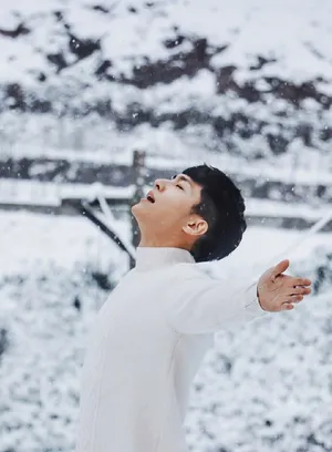 炎亚纶冬日雪中帅气写真高清图片_3