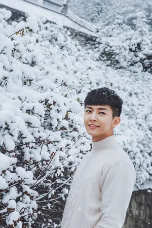 炎亚纶冬日雪中帅气写真高清图片_4