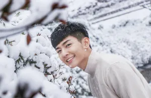 炎亚纶冬日雪中帅气写真高清图片_5