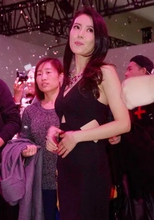 高圆圆何润东亲密现身 热聊自拍感情好