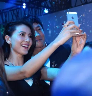 高圆圆何润东亲密现身 热聊自拍感情好_2