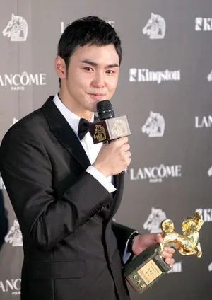阮经天登台获金马奖现场图片_3