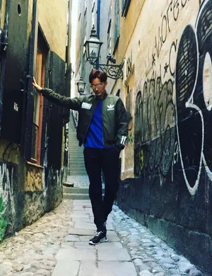 郑元畅帅气街拍写真高清图片_1