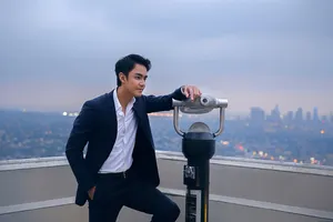 明道儒雅帅气西装写真图片_4
