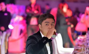 明道现身时尚活动 与古力娜扎亲密合影