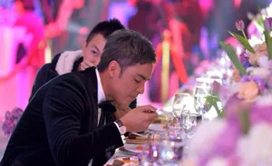 明道现身时尚活动 与古力娜扎亲密合影_3