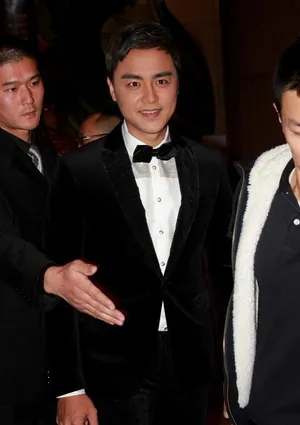 明道现身时尚活动 与古力娜扎亲密合影_4
