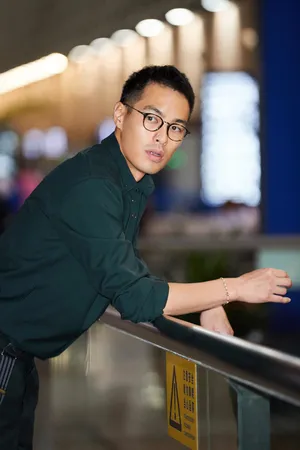 杨祐宁机场街拍图片：行走的型男穿衣教科书