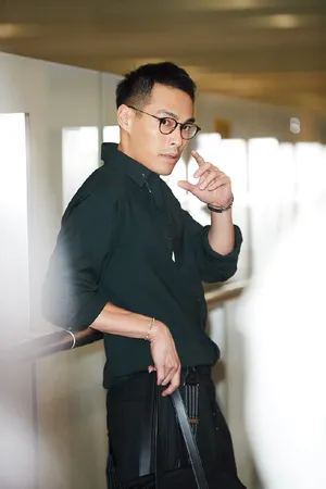 杨祐宁机场街拍图片：行走的型男穿衣教科书_2
