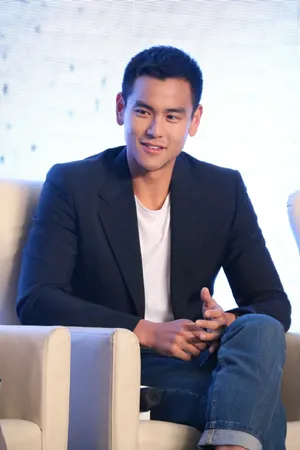 彭于晏西装帅气高清活动图片_3