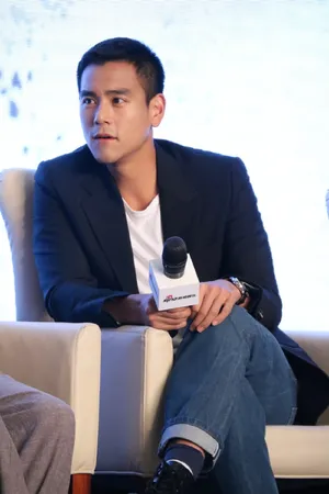彭于晏西装帅气高清活动图片_7