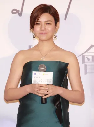 陈妍希抹胸裙性感亮相 彭于晏送花_2
