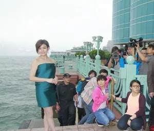 陈妍希抹胸裙性感亮相 彭于晏送花_3