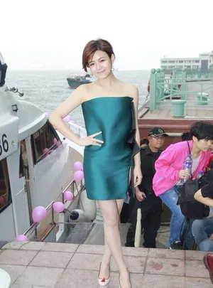 陈妍希抹胸裙性感亮相 彭于晏送花_5