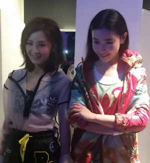 张辛苑潮装现身 与林俊杰亲密合影图片