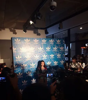 张辛苑潮装现身 与林俊杰亲密合影图片_4