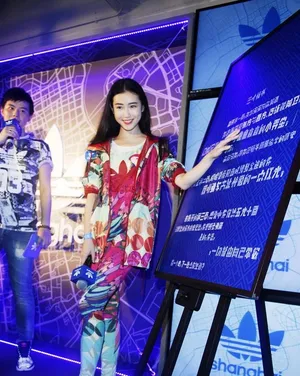 张辛苑潮装现身 与林俊杰亲密合影图片_5