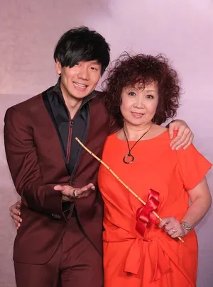 林俊杰新碟因你而在将发行 老妈亲临喂燕窝第1张