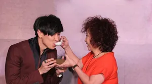 林俊杰新碟因你而在将发行 老妈亲临喂燕窝_5