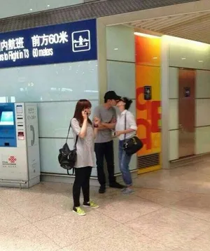 明星网独家记录高圆圆赵又廷忘情热吻甜蜜瞬间_3