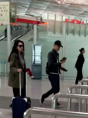 高圆圆赵又廷新婚燕尔机场暧昧亲昵相拥_3