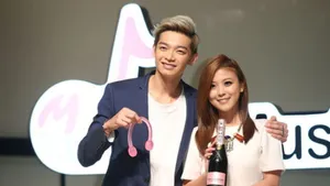 辰亦儒卓文萱暧昧互动 亲密行为引尖叫