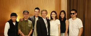 王阳明携张俪回台湾 见父母玩冲浪