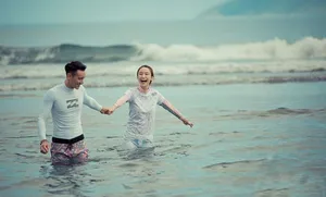 王阳明携张俪回台湾 见父母玩冲浪