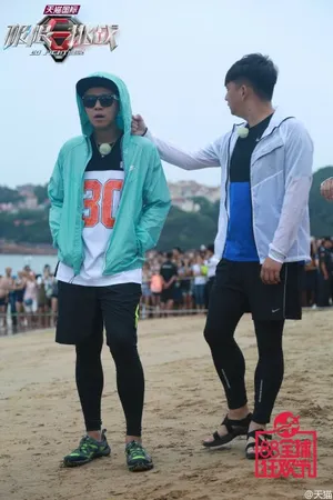 罗志祥极限挑战的帽子衣服鞋子是哪个品牌_6