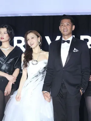 范玮琪着婚纱亮相图片 牵手黑人陈建州大秀恩爱