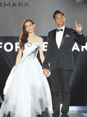 范玮琪着婚纱亮相图片 牵手黑人陈建州大秀恩爱_2